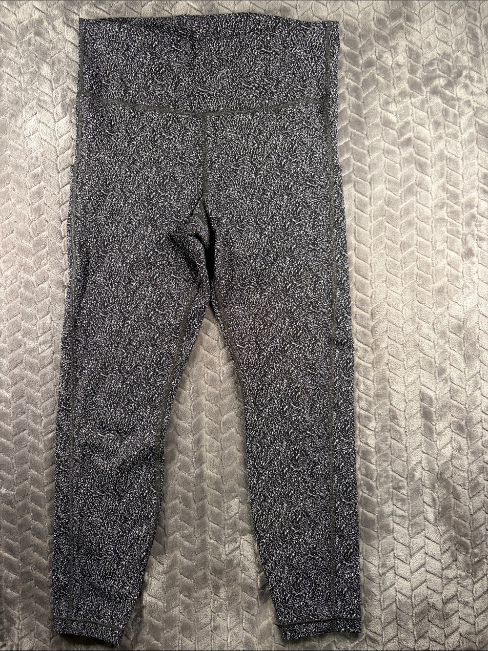 EUC Women’s Athleta Ultimate Stash textured 7/8 tights - Medium